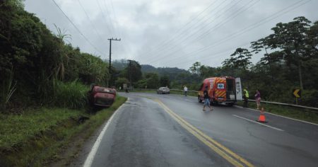 Homem sai ileso após capotar com carro em Benedito Novo