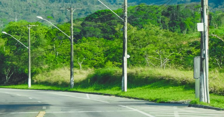 Motociclista fica ferido e inconsciente em colisão com poste em Blumenau