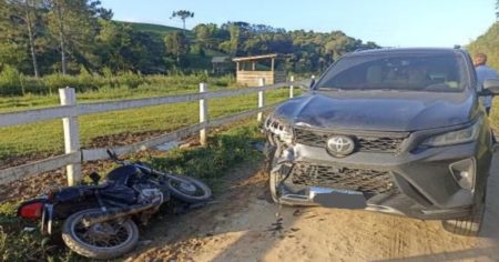 Colisão entre moto e carro deixa motociclista ferido em Pouso Redondo