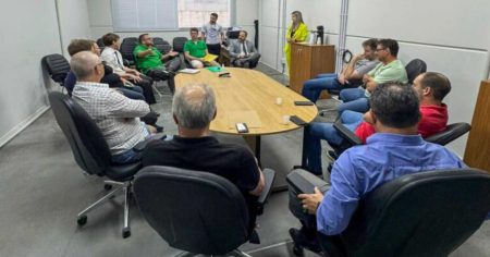 Procon de Timbó discute preços da gasolina com representantes de postos de combustível