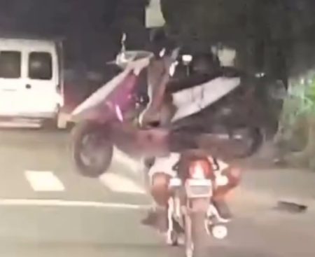 Motociclista é flagrado transportando outra moto na garupa em Joinville