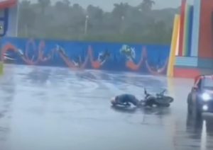 Piloto fratura clavícula em acidente durante apresentação no Beto Carrero World