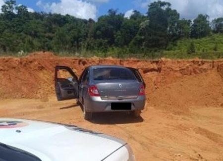 Veículo furtado é encontrado abandonado em Indaial