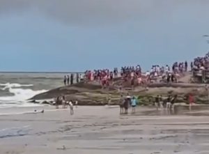 Jovem de 21 anos do Paraná desaparece após se afogar em praia de SC 