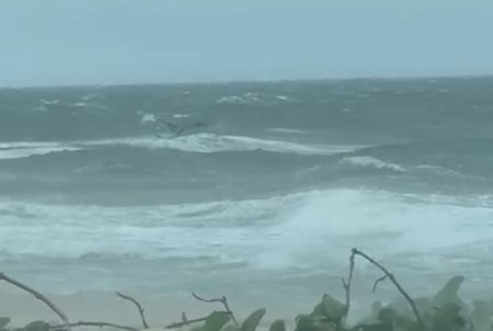 Pescador é resgatado em mar agitado após embarcação ficar à deriva em SC