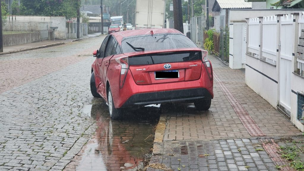 Motorista em alta velocidade colide com carro estacionado em Timbó