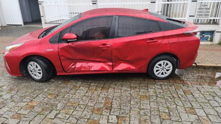 Motorista em alta velocidade colide com carro estacionado em Timbó