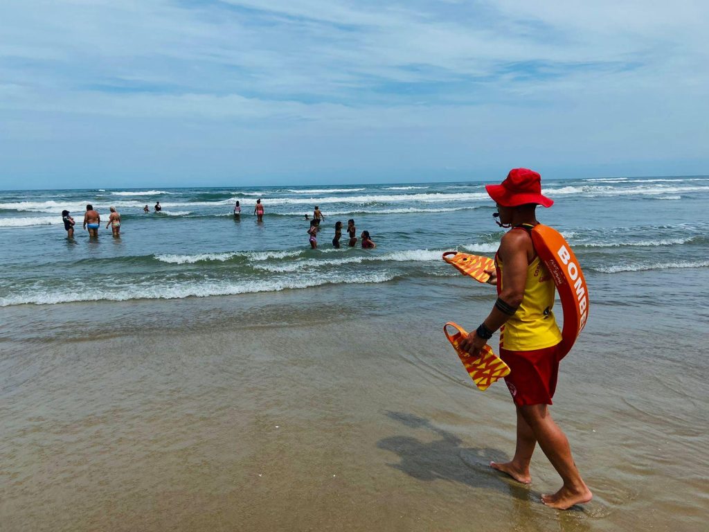 Em SC, 1° feriado da pré-temporada de verão tem 81 salvamentos por afogamento registrados