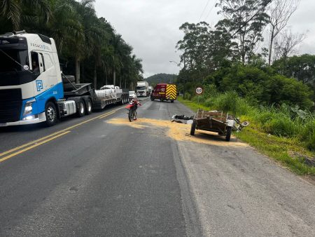 Motociclista morre após colisão com carretinha desprendida de veículo em Apiúna