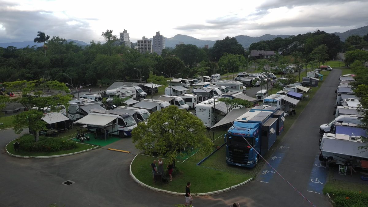 Famílias que vivem em motorhomes gastaram R$ 100 mil no comércio de Timbó