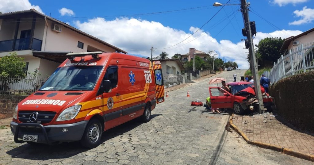 Mãe e duas crianças ficam feridas após carro desgovernado bater contra poste em Rio do Sul