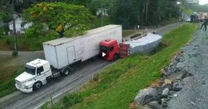 Caminhão a caminho de Timbó tomba na BR-470 e causa congestionamento