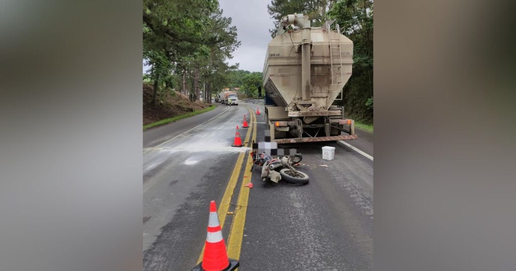 Jovem de 22 anos morre em colisão entre moto e caminhão na BR-470