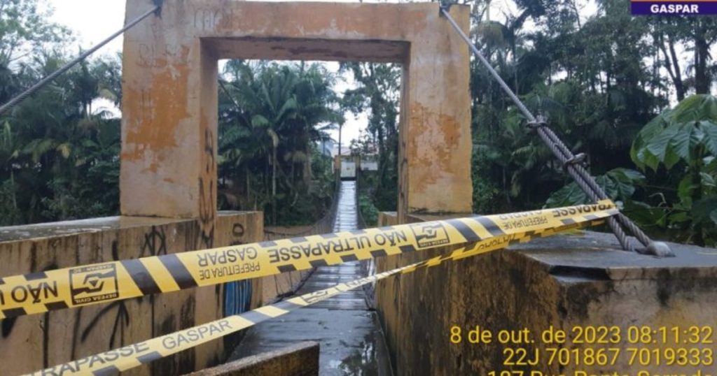 Prefeitura de Gaspar instala barricada em ponte interditada por risco estrutural