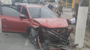 Motorista em fuga colide contra carro de autoescola e poste em Schroeder