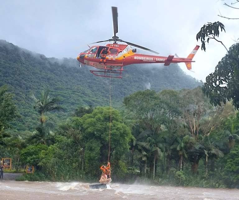 Homens ilhados em rio são resgatados por helicóptero em operação arriscada em SC