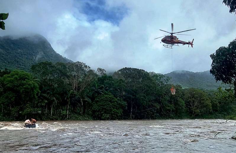 Homens ilhados em rio são resgatados por helicóptero em operação arriscada em SC