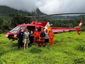 Homens ilhados em rio são resgatados por helicóptero em operação arriscada em SC