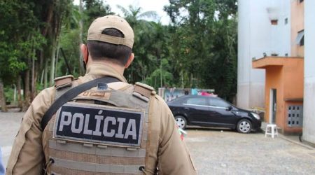 Polícia de Indaial recupera veículos furtados após perseguição