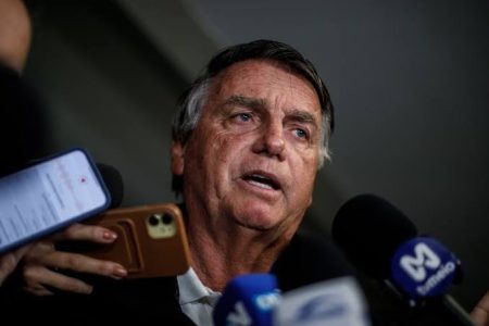 Bolsonaro afirma que disputará a Presidência em 2026, apesar de inelegível