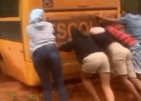 Estudantes enfrentam atoleiro e empurram ônibus para chegar ao Enem