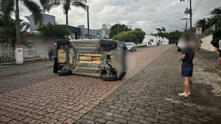 Tombamento de veículo interdita Rua Barão do Rio Branco em Timbó