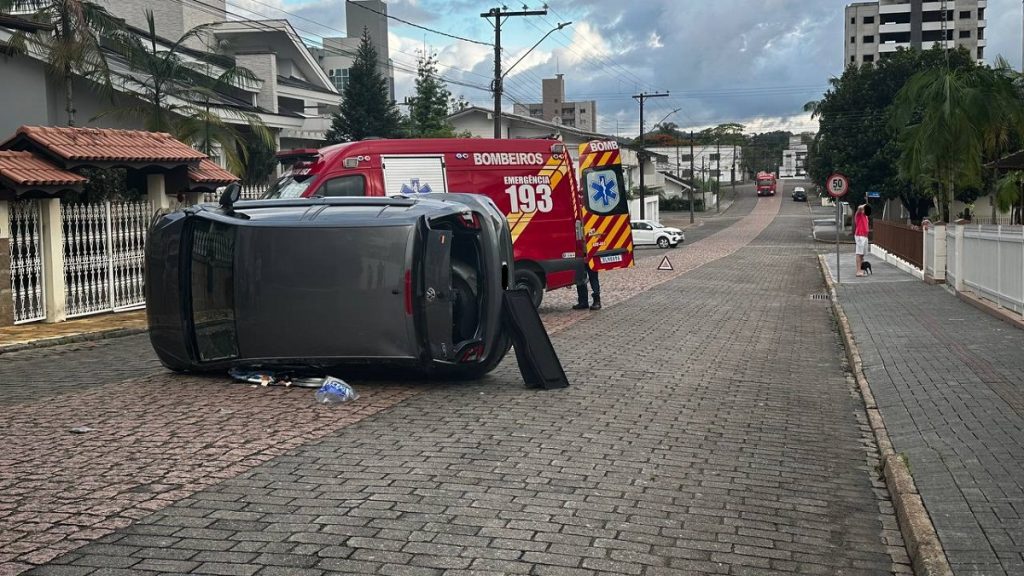 Tombamento de veículo interdita Rua Barão do Rio Branco em Timbó