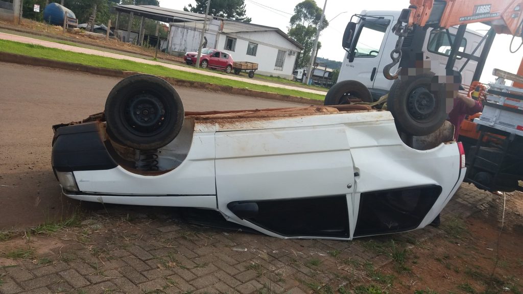 Carro é flagrado capotando 'sozinho' enquanto estava estacionado; entenda