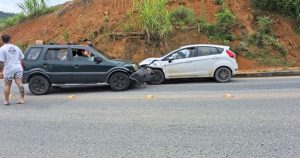 Acidente com carro na contramão deixa pelo menos 3 pessoas feridas em Benedito Novo