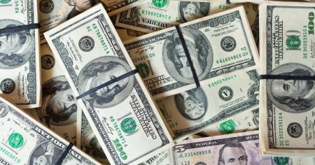 Dólar fecha a R$ 6,17 e acumula alta de 27% ao longo de 2024