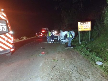 Homem morre após capotar veículo e ser ejetado a 7 metros de distância em Rio do Sul