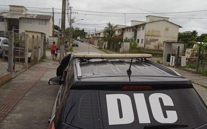 Jovem de 24 anos suspeito de matar mãe e padrasto em Itajaí é preso 