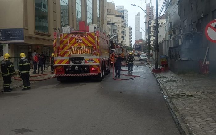 Incêndio em mercado de Itapema mobiliza bombeiros e consome 220 mil litros de água