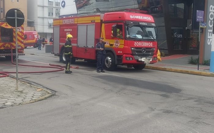 Incêndio em mercado de Itapema mobiliza bombeiros e consome 220 mil litros de água