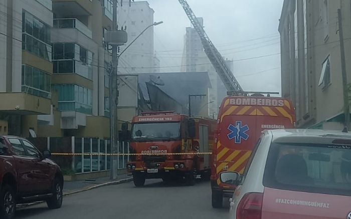 Incêndio em mercado de Itapema mobiliza bombeiros e consome 220 mil litros de água