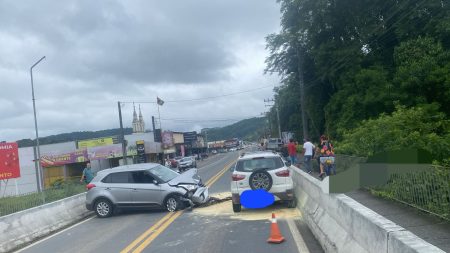 Dois carros batem de frente na BR-470, em Apiúna