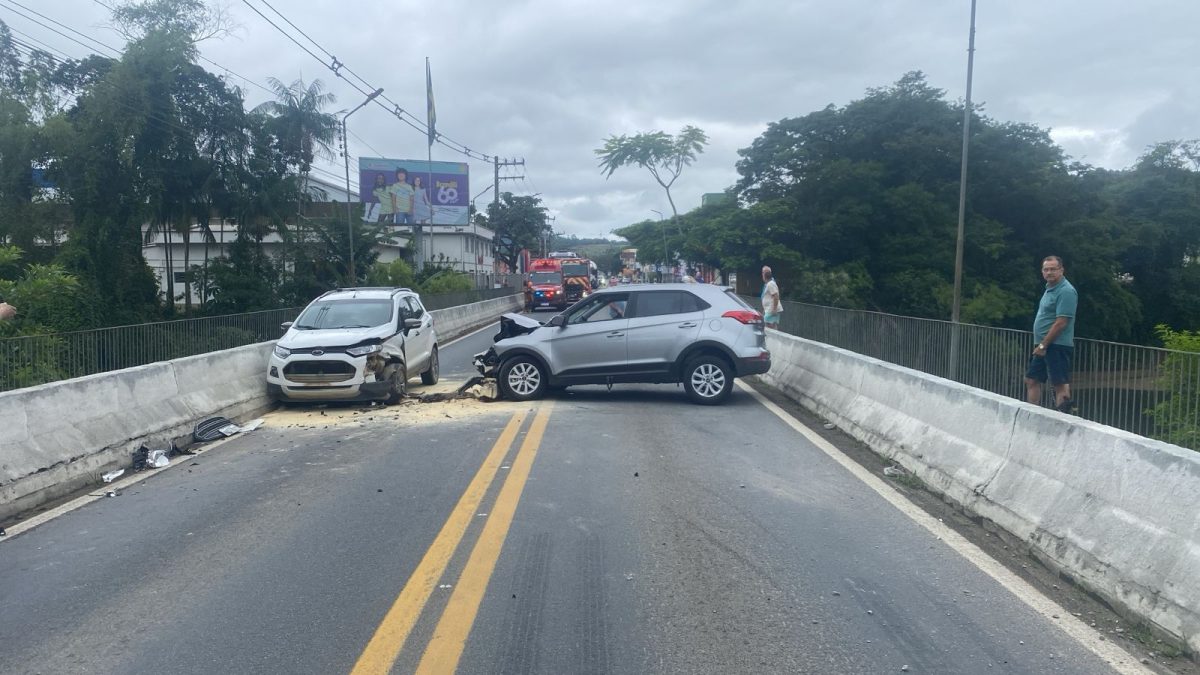 Dois carros batem de frente na BR-470, em Apiúna