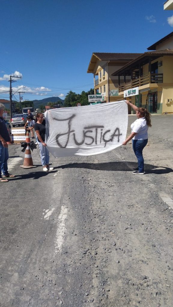 Identificada mulher que morreu com bebê em acidente em Pomerode