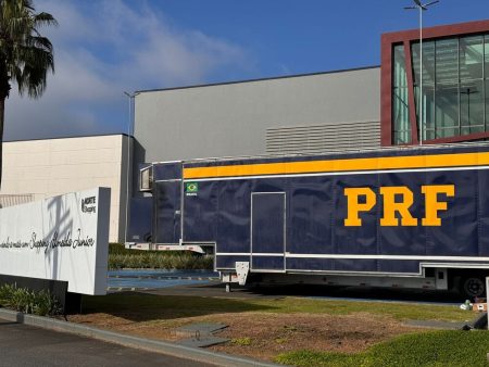 Carreta da PRF leva educação no trânsito ao Norte Shopping de Blumenau