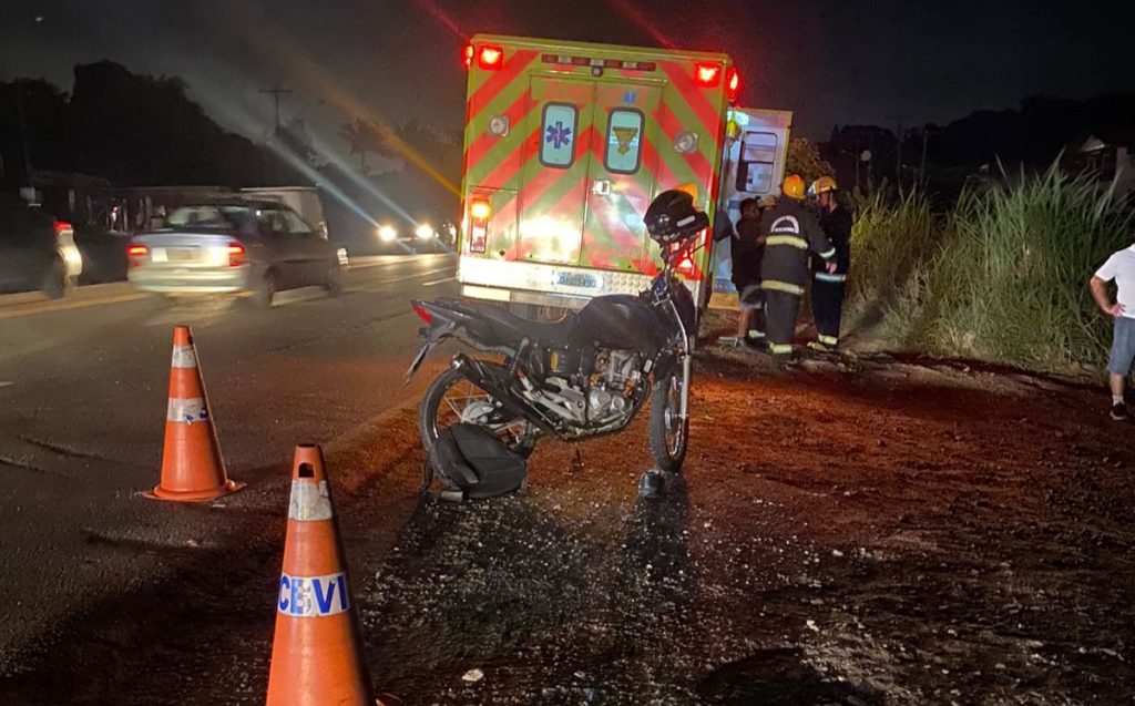 Acidente entre moto e carro na BR-470, em Indaial, deixa motociclista gravemente ferido