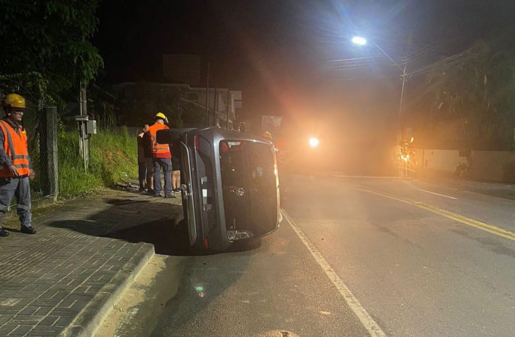 Capotamento em Indaial deixa uma pessoa ferida