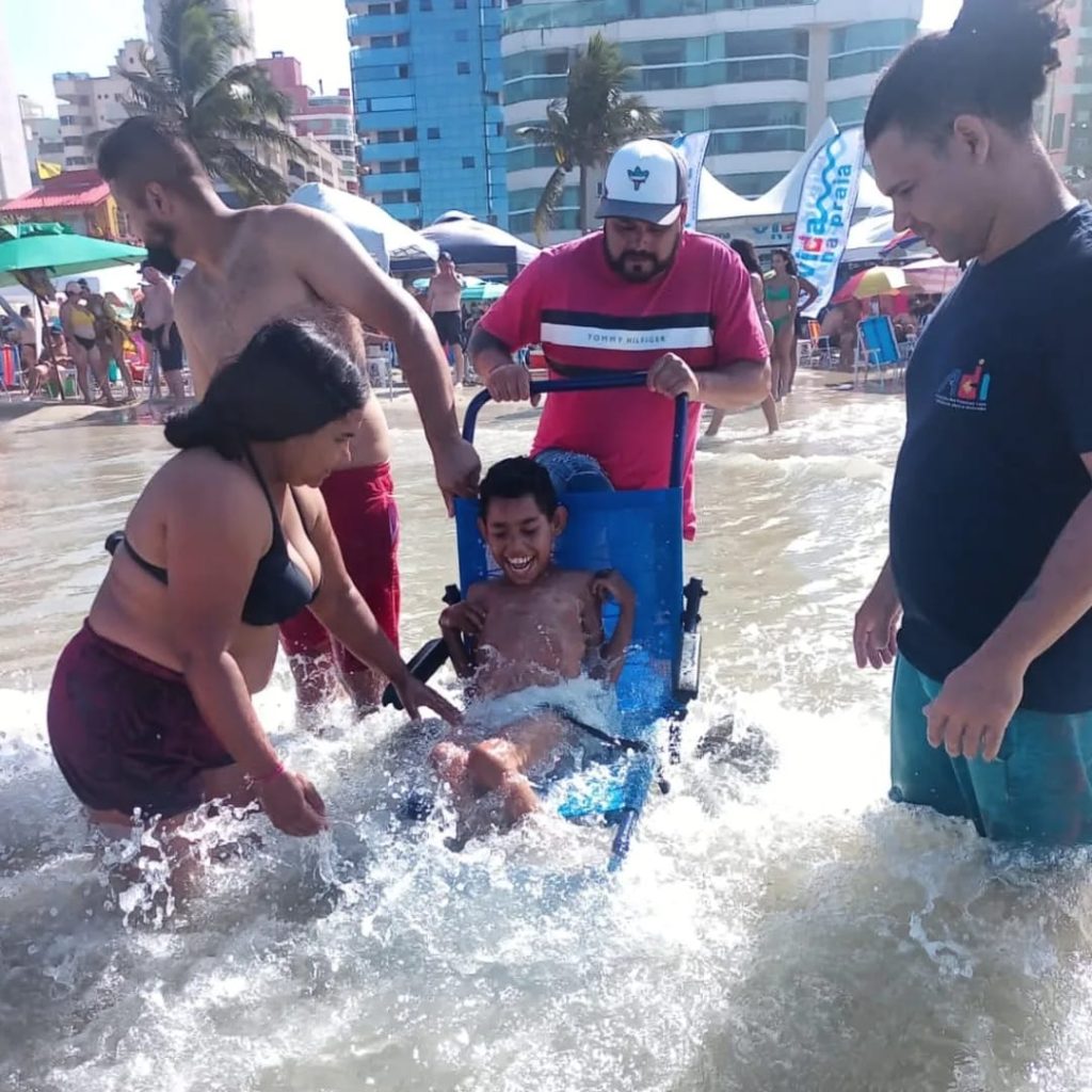 13ª edição do Projeto Vida na Praia promove inclusão e banho de mar acessível no litoral catarinense