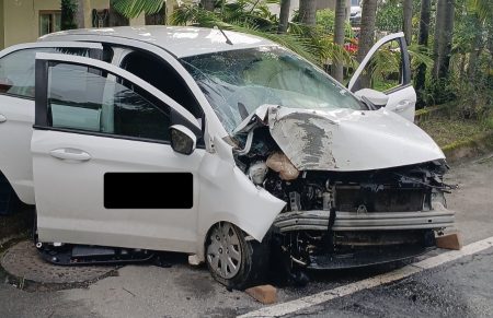 Homem sofre mal súbito e colide veículo contra poste em Indaial