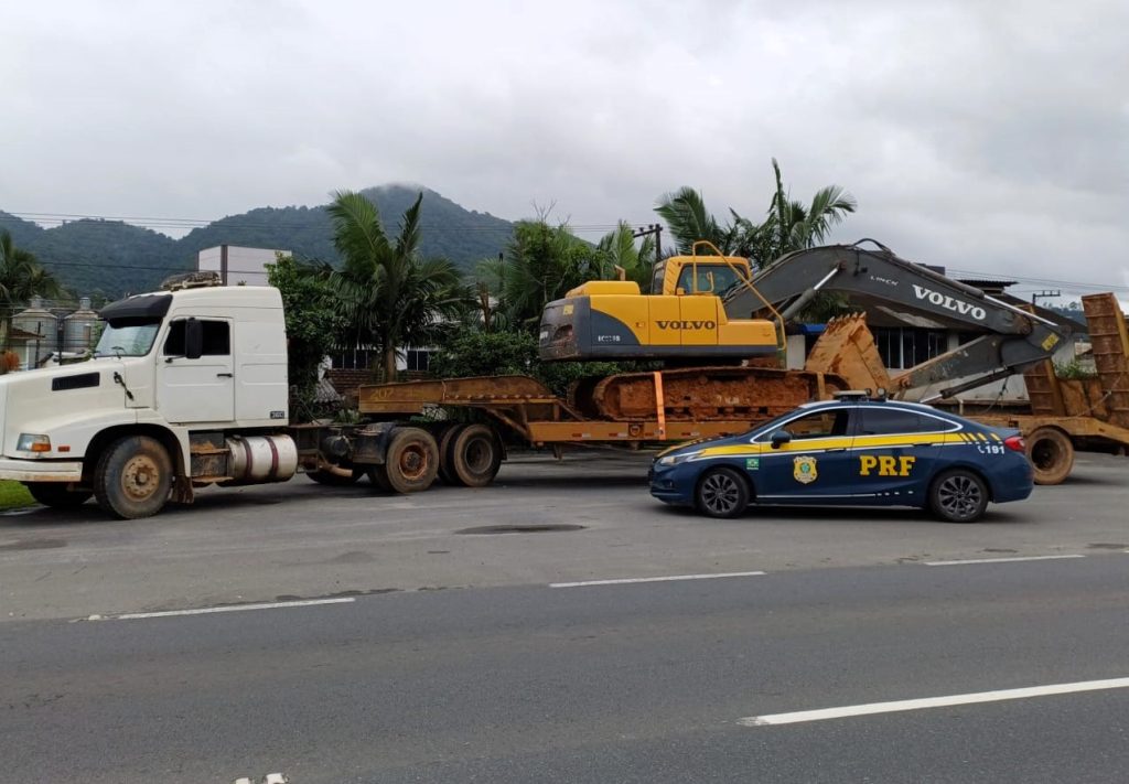 PRF flagra carreta transportando escavadeira sem amarração adequada na BR-280, em Guaramirim 