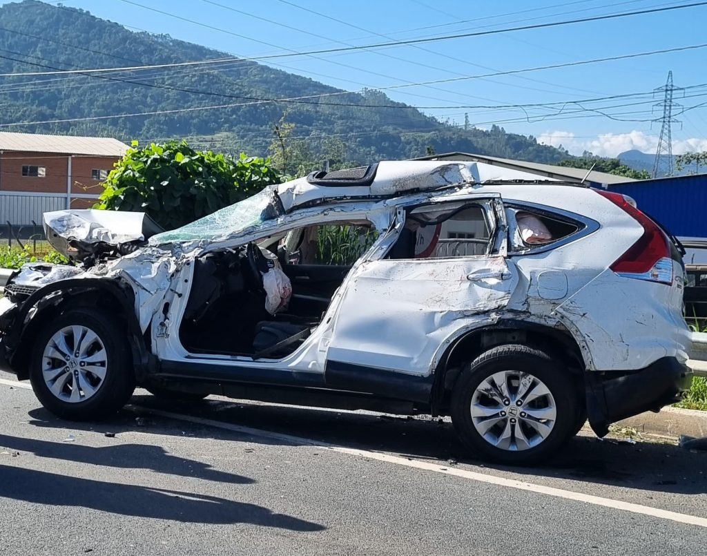 Colisão entre dois carros e uma carreta deixa condutor preso às ferragens em Ascurra