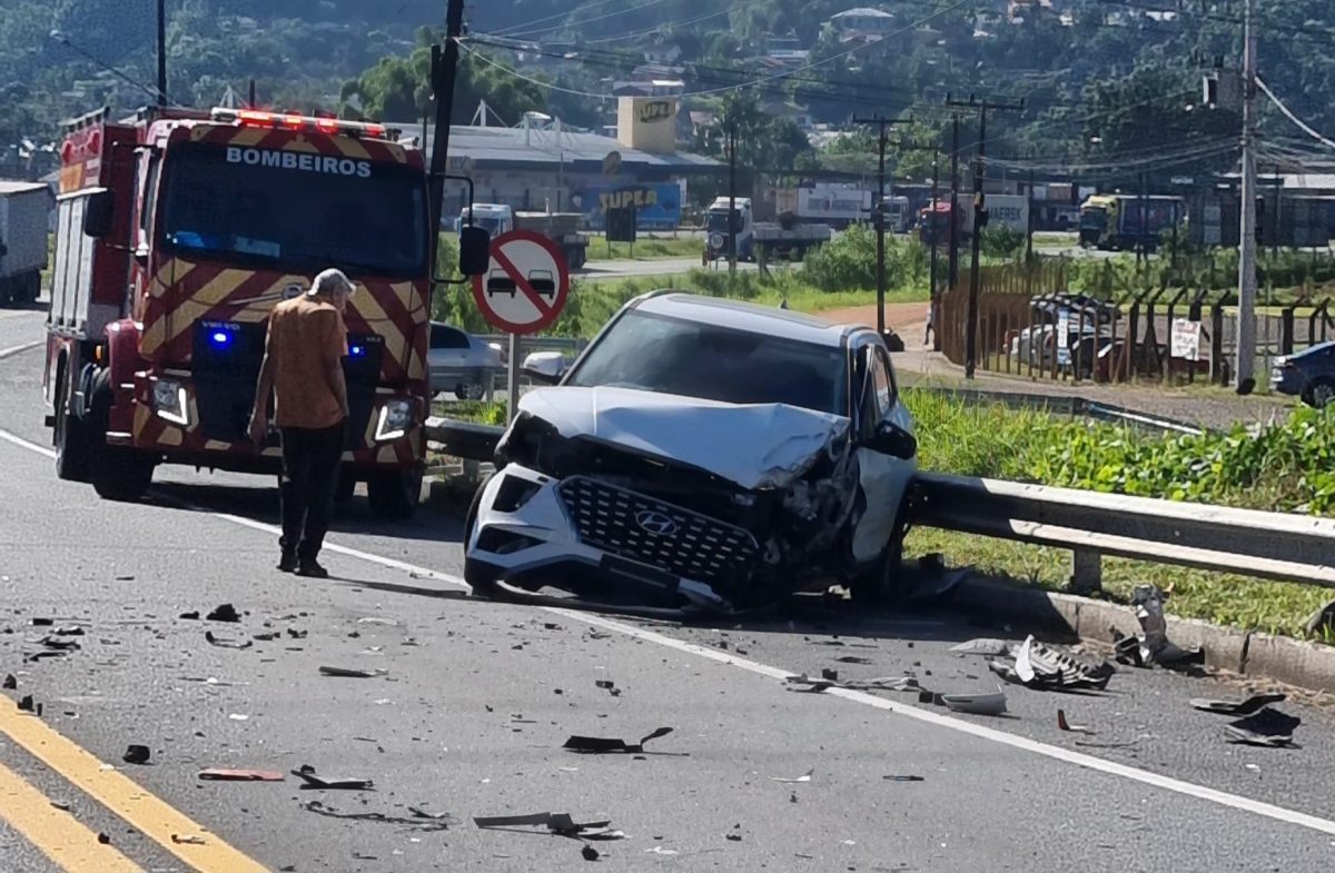 Colisão entre dois carros e uma carreta deixa condutor preso às ferragens em Ascurra