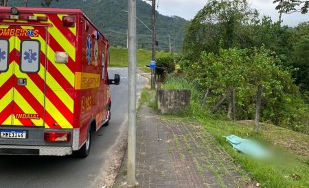 Homem é encontrado morto em calçada na Avenida Brasil, em Indaial