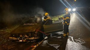 Carro pega fogo em Rio dos Cedros; pane mecânica causa destruição