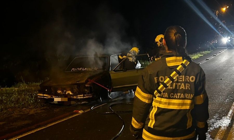 Carro pega fogo em Rio dos Cedros; pane mecânica causa destruição 