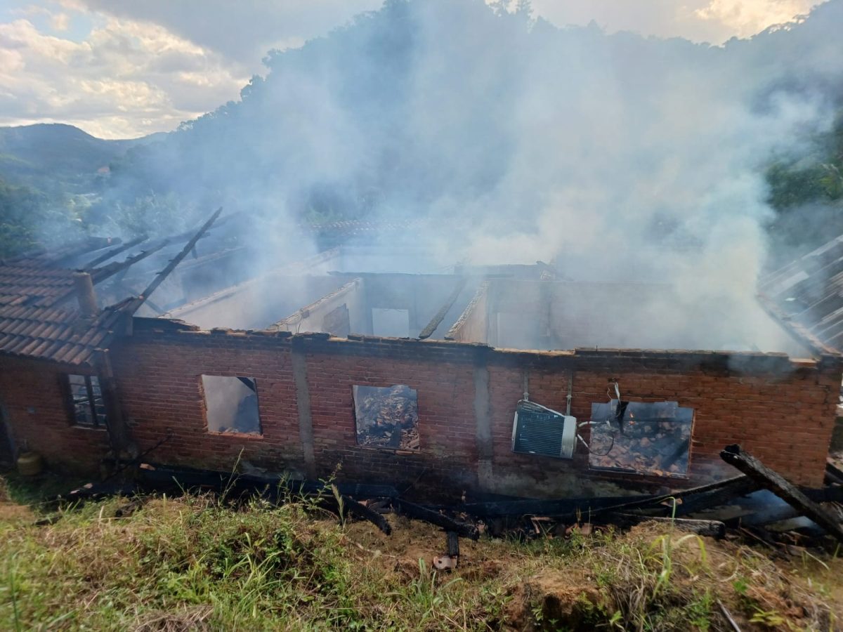 Incêndio destrói residência em Benedito Novo; animais são resgatados